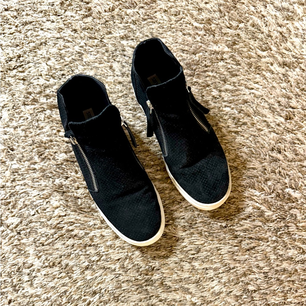 Steve Madden black with zipper booties